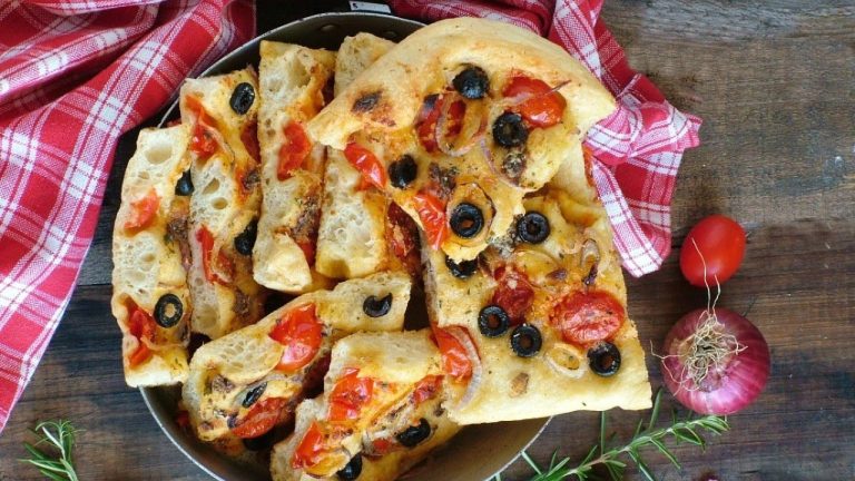Focaccia pugliese: il delizioso connubio di cipolle, olive nere e pomodorini