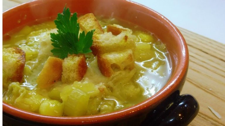 Saporita e salutare: zuppa di verza, patate e cipolle per il comfort food