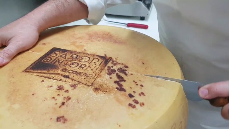 Parmigiano Reggiano: il costo al kg che ti lascerà senza parole!