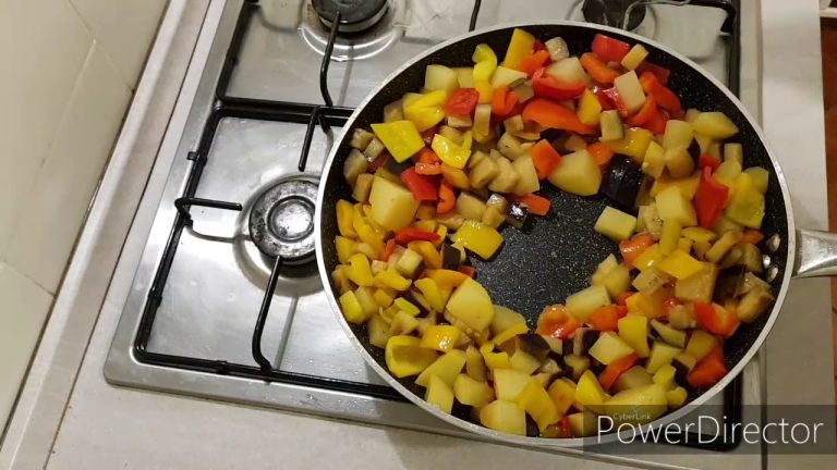 Ricetta semplice: un&#8217;esplosione di gusto con melanzane, peperoni, patate e cipolle in padella!